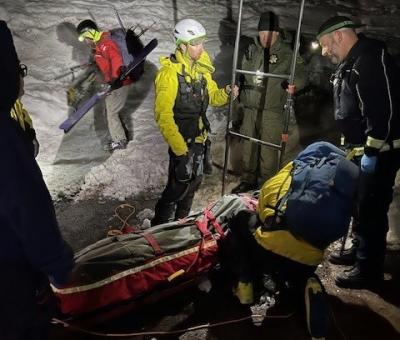 Rescuers carry out avalanche victim to the Bunny Flats trailhead